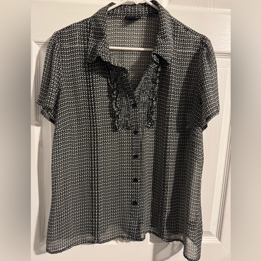 East 5th Ruffled Accent, Patterned Blouse sz XL Geometric Black White